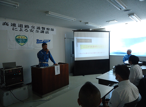 高速道路交通警察隊員による安全講話の様子(2)